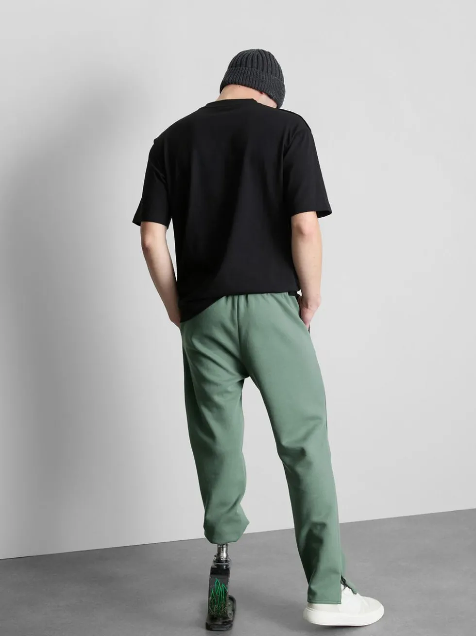 Adaptive Jogginghose mit Einsätzen