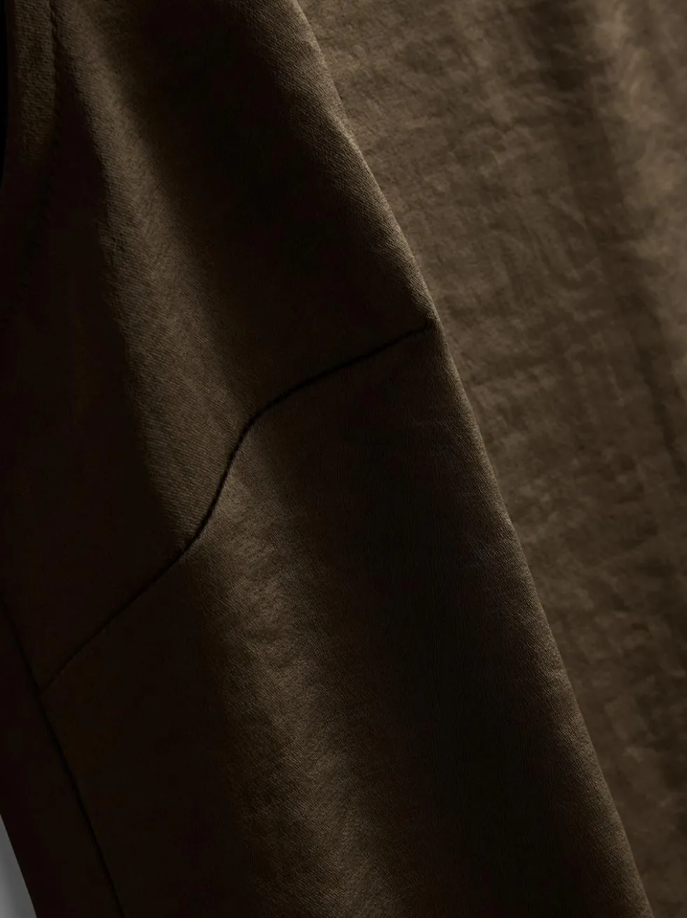 Asymmetrisches Top aus strukturiertem Satin mit Schulterpolstern