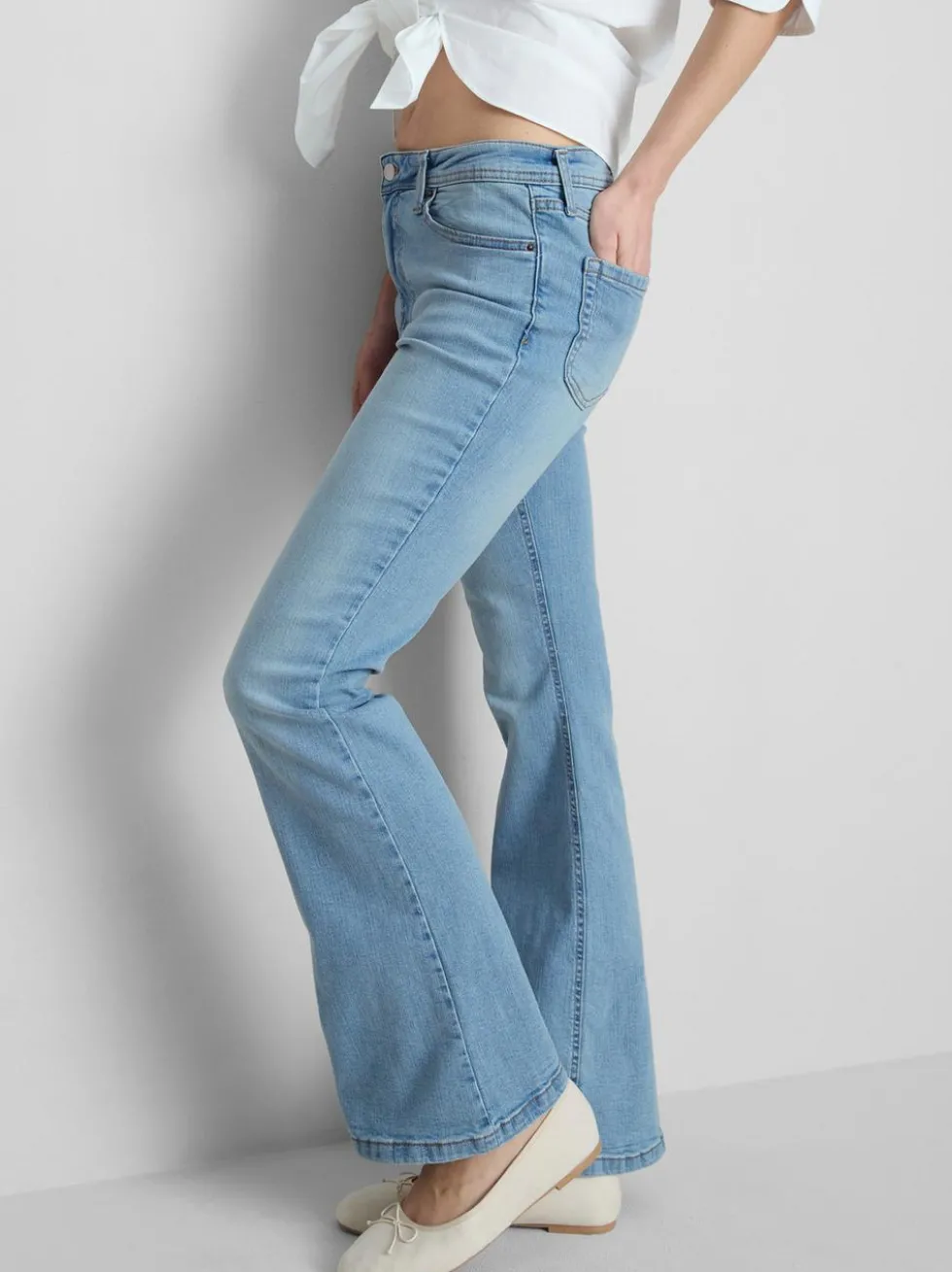 Ausgestellte Jeans aus Baumwoll-Denim mit mittlerer Leibhöhe