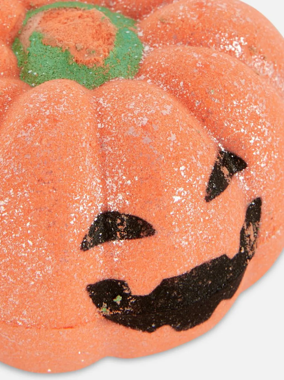 Badebombe in Halloween-Kürbisform