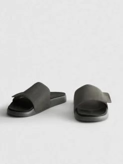 Badesandalen mit dicker Sohle