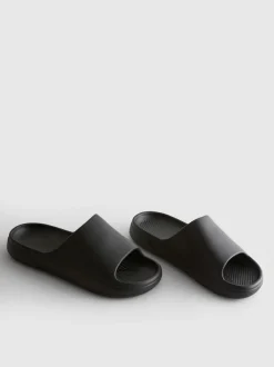 Badesandalen mit dicker Sohle