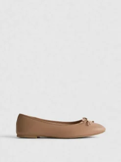 Ballerinas aus Kunstleder mit Schleife