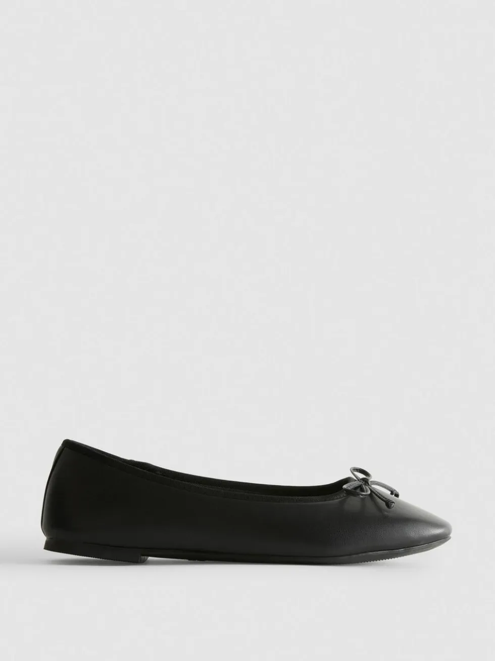 Ballerinas aus Kunstleder mit Schleife