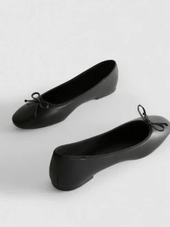 Ballerinas aus Kunstleder mit Schleife