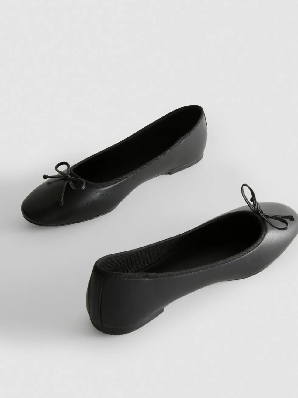 Ballerinas aus Kunstleder mit Schleife