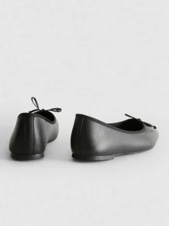 Ballerinas aus Kunstleder mit Schleife