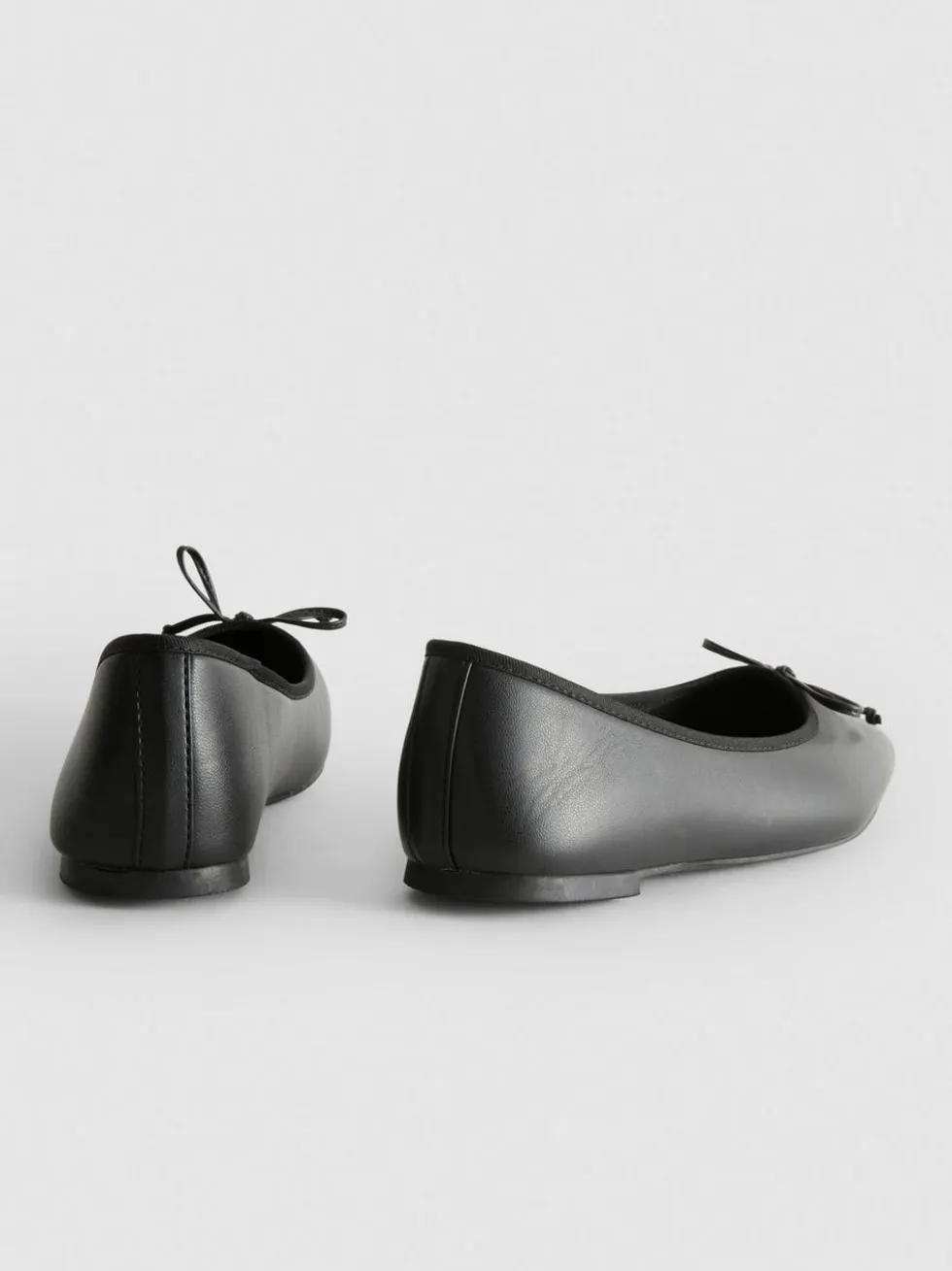 Ballerinas aus Kunstleder mit Schleife