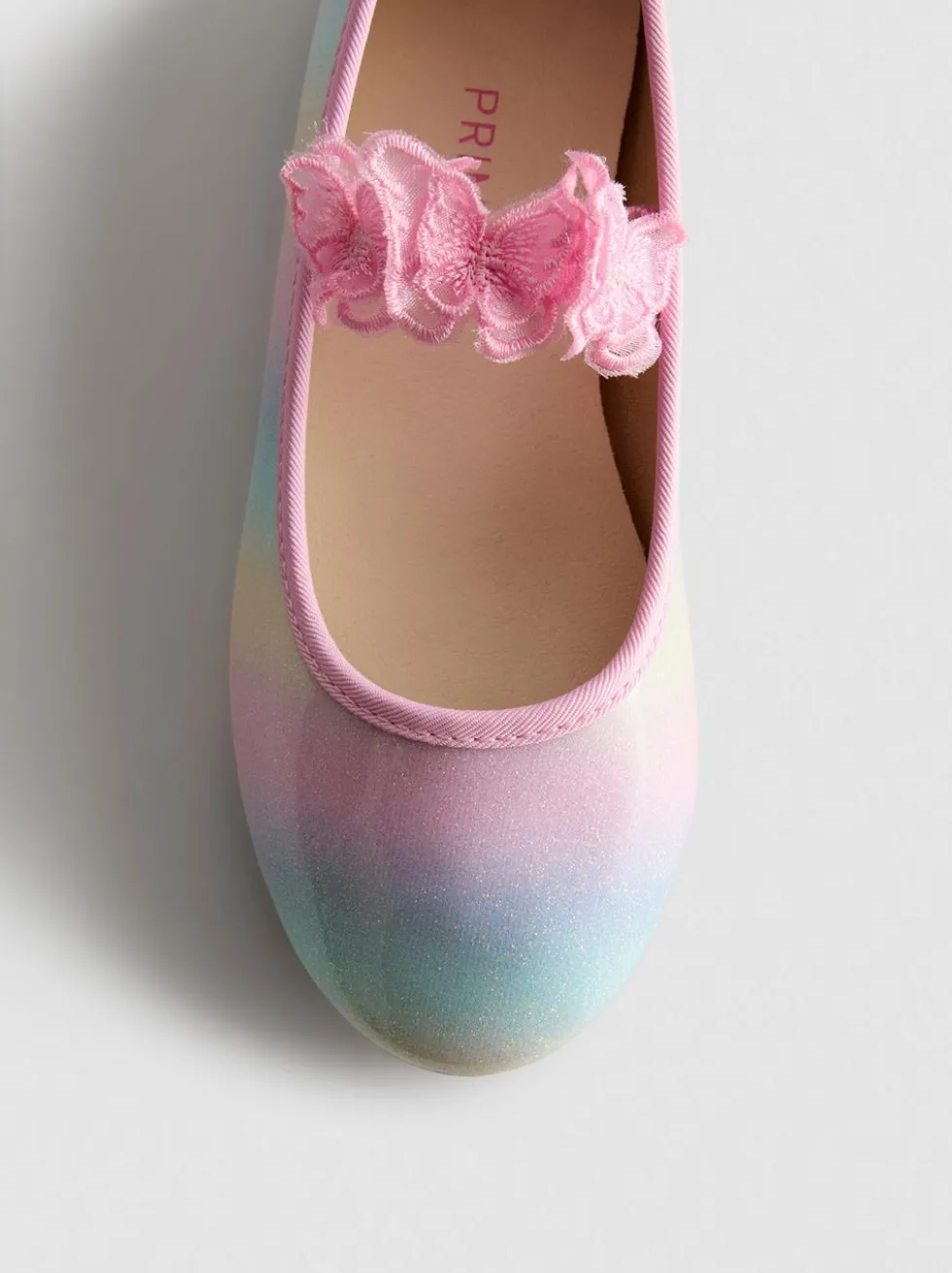 Ballerinas mit Schmetterlingsapplikation