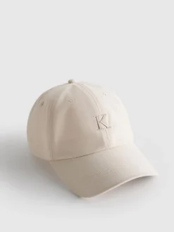 Basecap mit gestickter Initiale