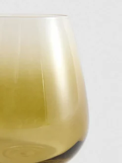 Becher aus getöntem Glas