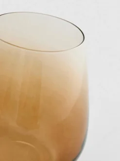 Becher aus getöntem Glas
