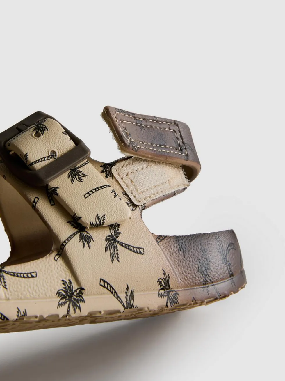 Bedruckte Sandalen mit zwei Schnallenriemen