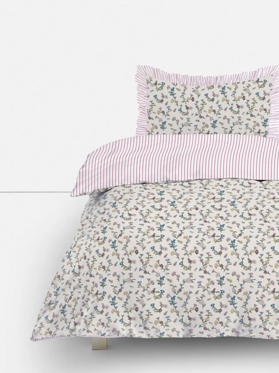 Bettwäscheset mit hohem Baumwollanteil und Blumenmuster