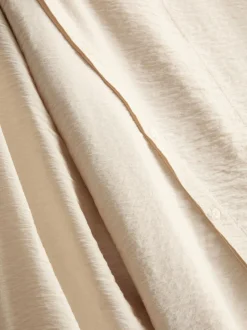 Bluse mit hohem Trichterkragen und Knöpfen
