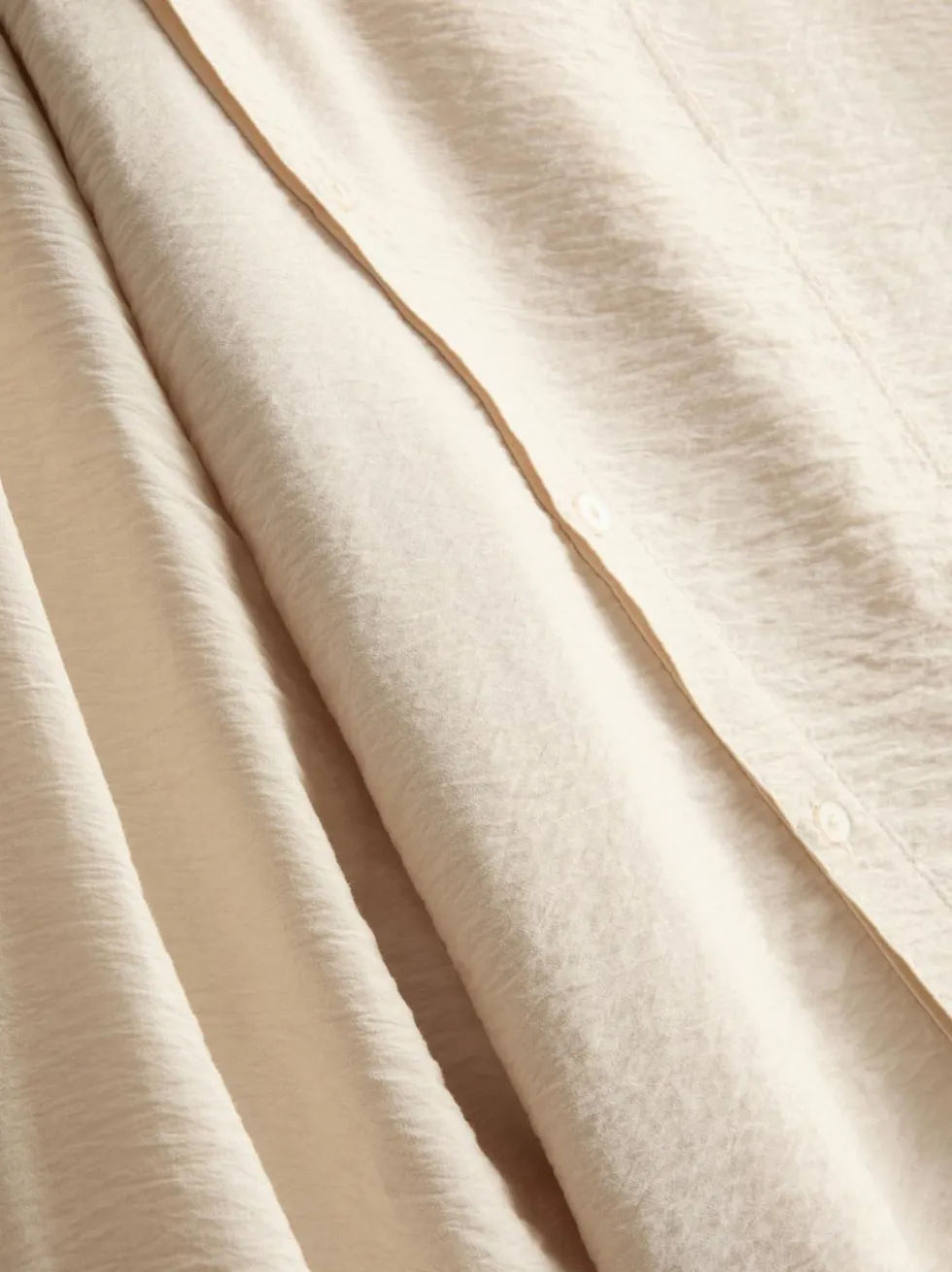 Bluse mit hohem Trichterkragen und Knöpfen
