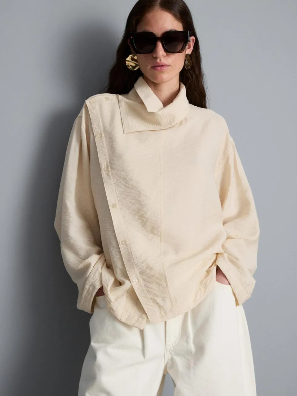 Bluse mit hohem Trichterkragen und Knöpfen