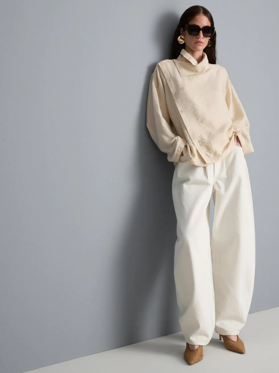 Bluse mit hohem Trichterkragen und Knöpfen