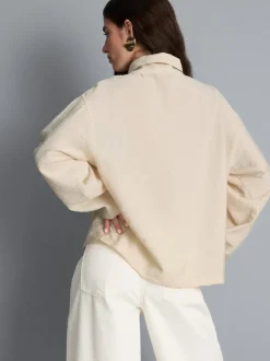 Bluse mit hohem Trichterkragen und Knöpfen
