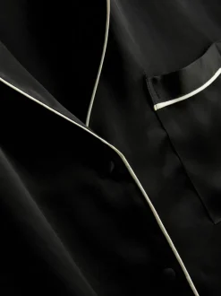 Boyfriend-Schlafanzug aus Satin mit Paspelierung