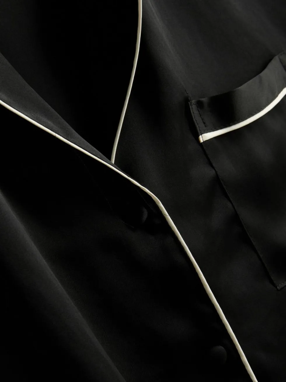 Boyfriend-Schlafanzug aus Satin mit Paspelierung