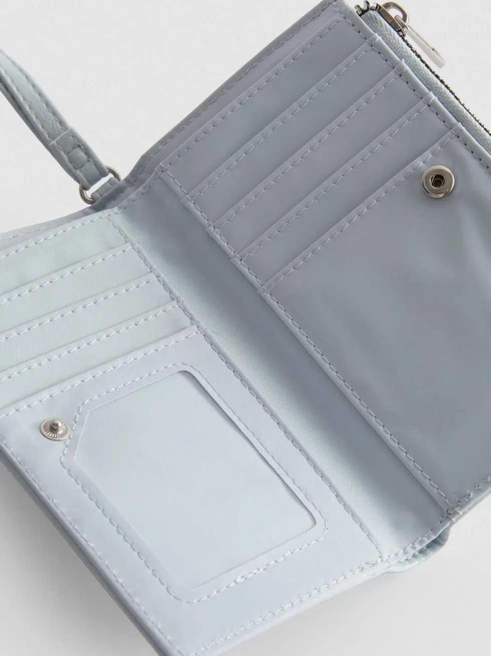 Brieftasche mit Nieten