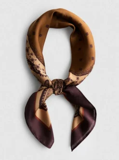 By Coleen Schal mit Paisleymuster