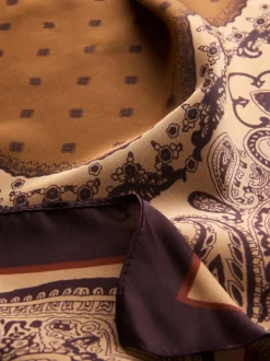 By Coleen Schal mit Paisleymuster