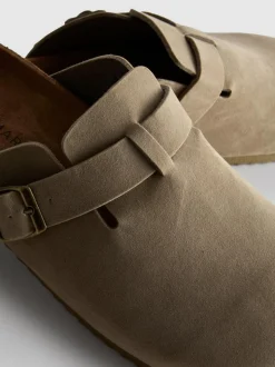 Clogs mit Schnallenriemen