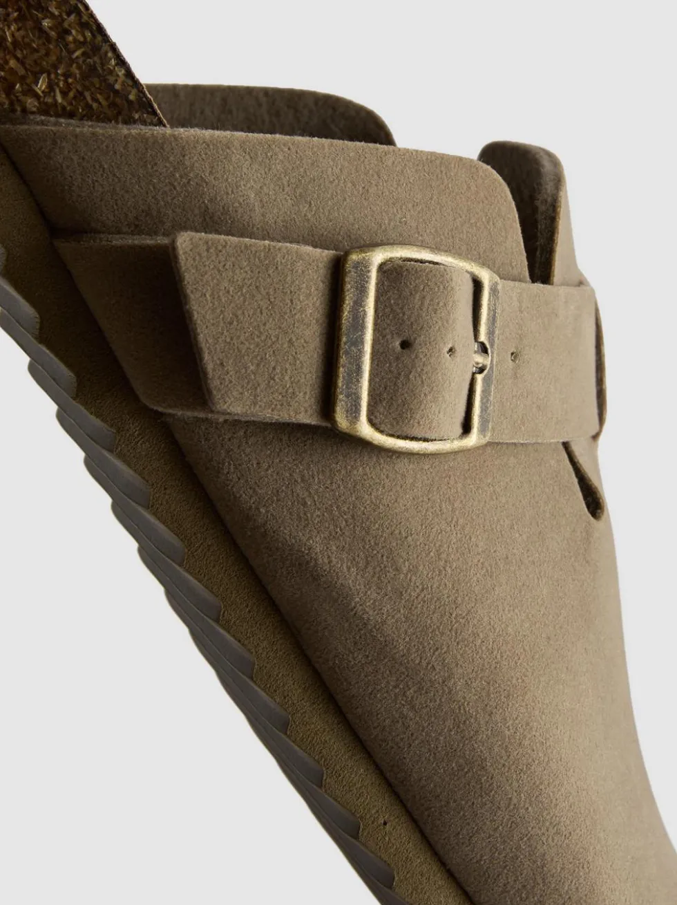 Clogs mit Schnallenriemen