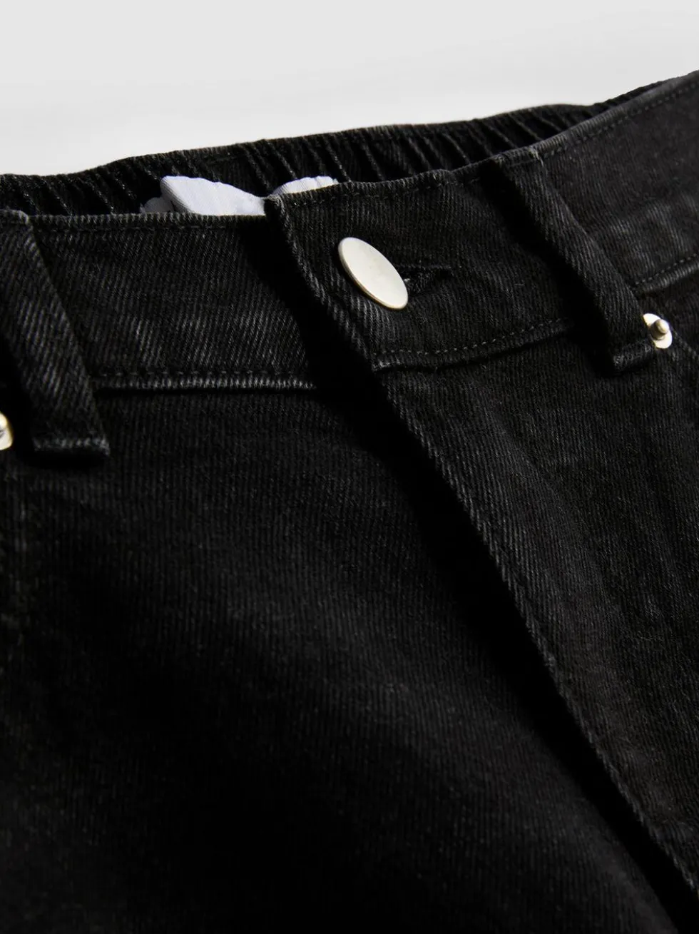Denim-Jeans mit hohem Bund und konischer Form
