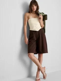 Ein Bandeau-Top mit spitzem Saum