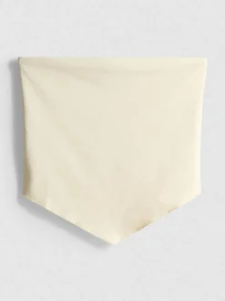 Ein Bandeau-Top mit spitzem Saum