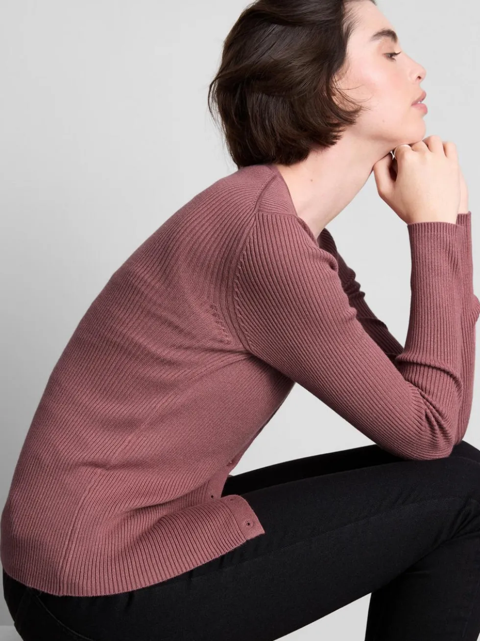 Ein gerippter Cardigan mit Rundhalsausschnitt