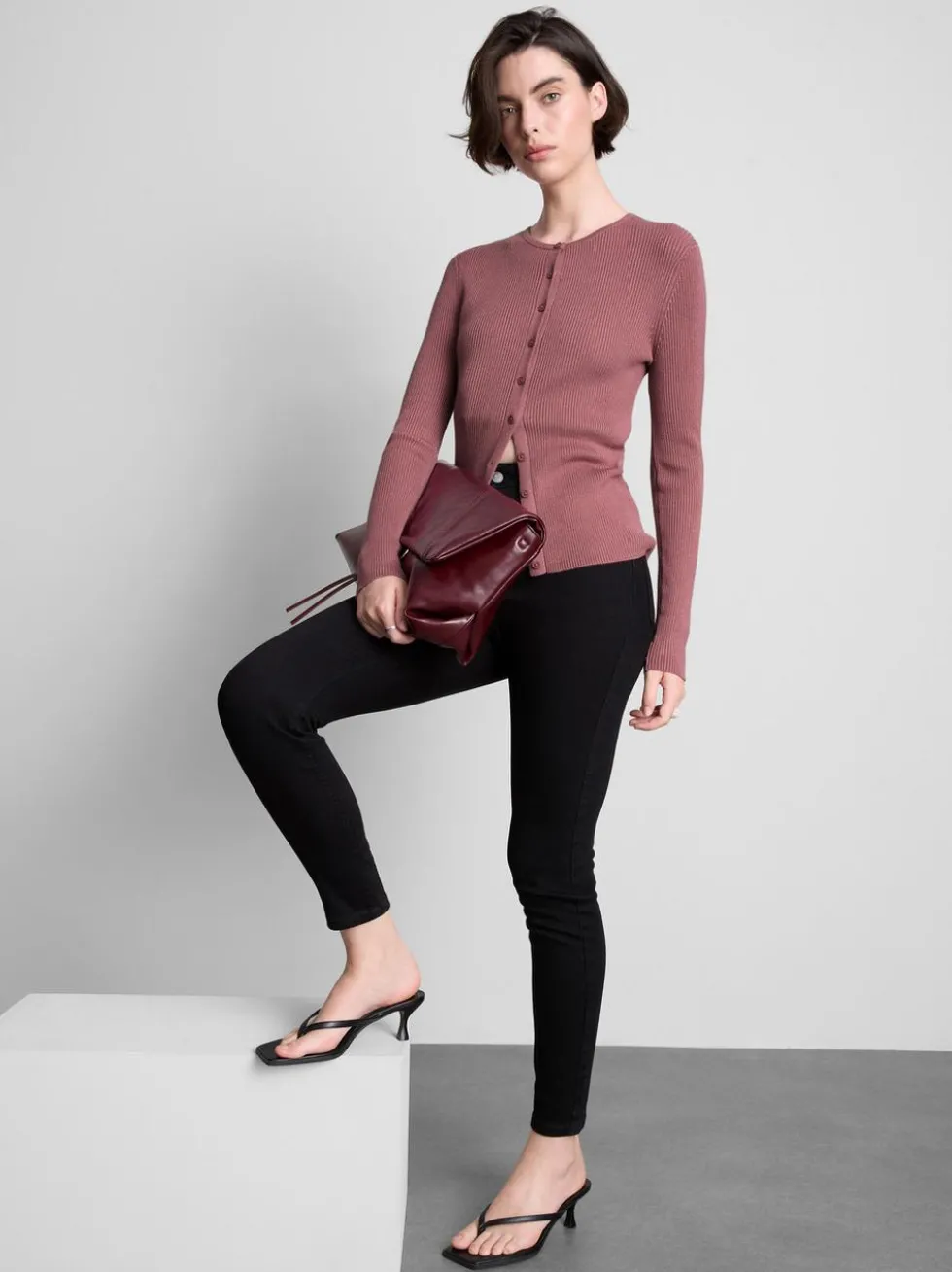 Ein gerippter Cardigan mit Rundhalsausschnitt