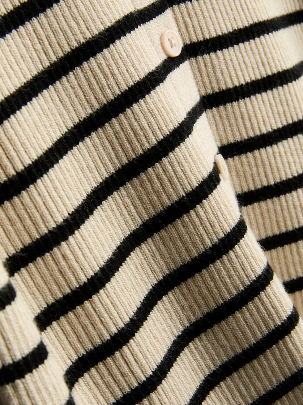 Ein gerippter Cardigan mit Rundhalsausschnitt