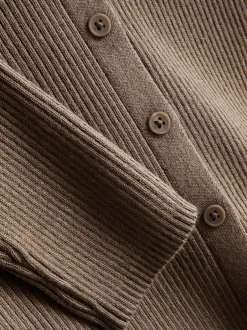 Ein gerippter Cardigan mit Rundhalsausschnitt