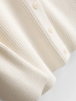 Ein gerippter Cardigan mit Rundhalsausschnitt