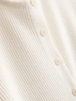 Ein gerippter Cardigan mit Rundhalsausschnitt