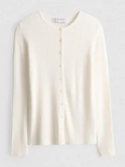 Ein gerippter Cardigan mit Rundhalsausschnitt