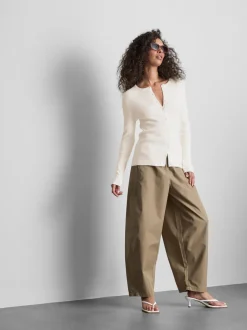 Ein gerippter Cardigan mit Rundhalsausschnitt