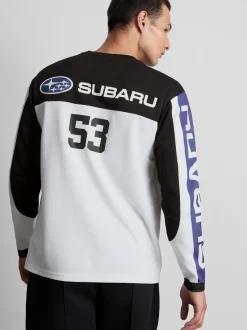 Ein Langarmshirt mit Subaru-Motorsportgrafik