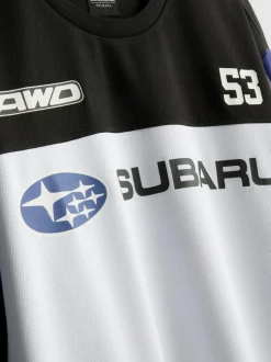 Ein Langarmshirt mit Subaru-Motorsportgrafik