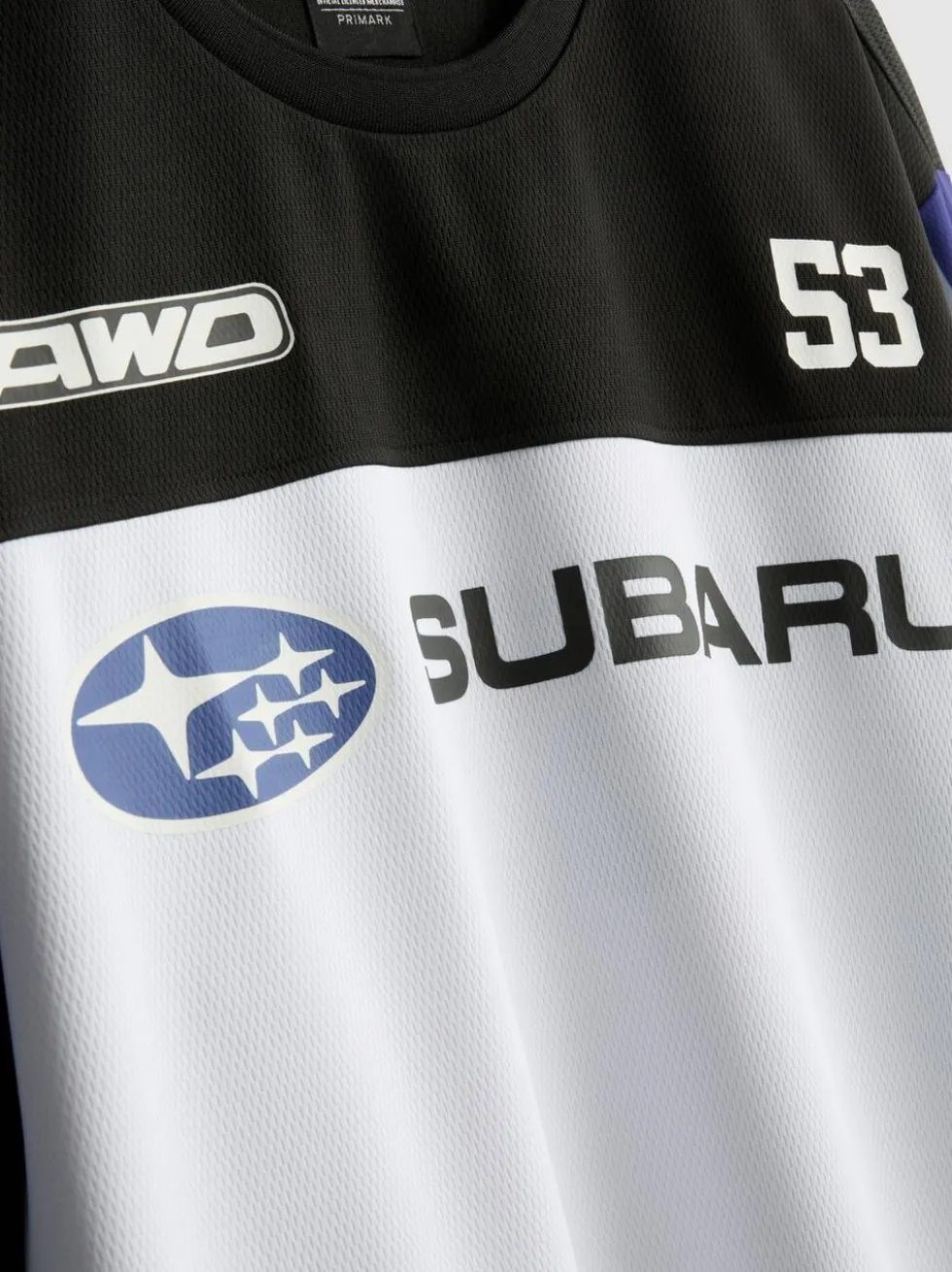 Ein Langarmshirt mit Subaru-Motorsportgrafik