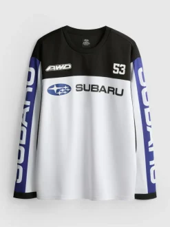 Ein Langarmshirt mit Subaru-Motorsportgrafik