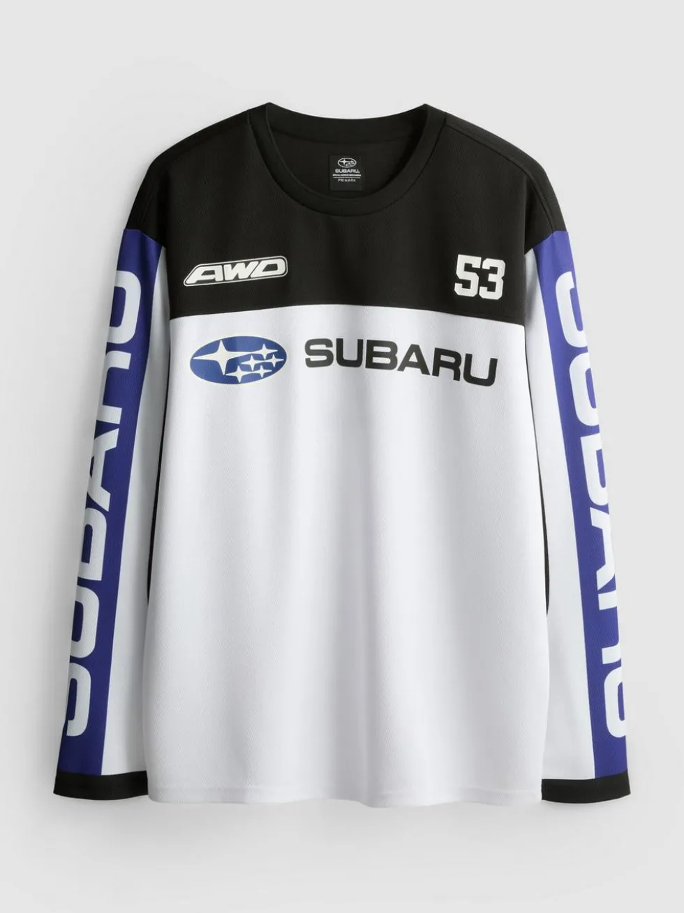 Ein Langarmshirt mit Subaru-Motorsportgrafik