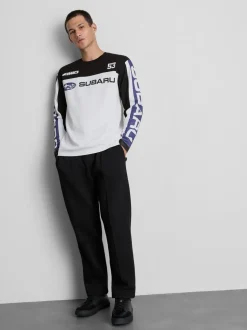 Ein Langarmshirt mit Subaru-Motorsportgrafik