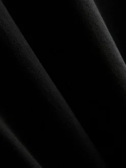 Ein Regular-Fit-T-Shirt mit kurzen Ärmeln und Rundhalsausschnitt