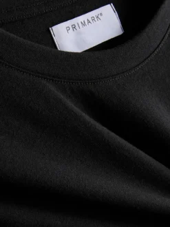 Ein Regular-Fit-T-Shirt mit kurzen Ärmeln und Rundhalsausschnitt