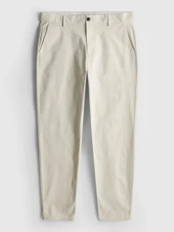 Eng anliegende Chinohose